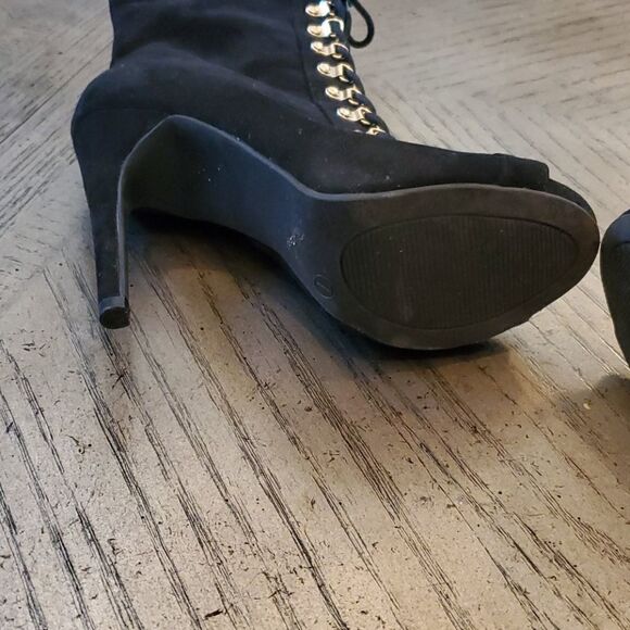 Black open toe suede booties zip up. Size 7 - Picture 4 of 8